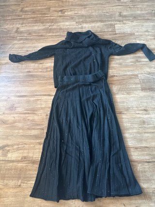 Conjunto de dos piezas negro, da mucha talla.