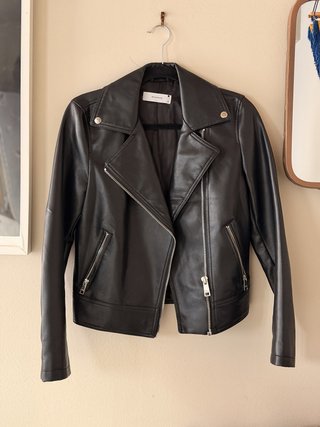 Chaqueta biker Reserved polipiel negra talla XS