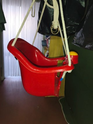 Columpio bebé rojo con cuerda