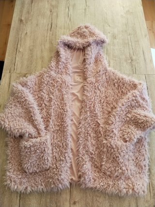Abrigo pelo rosa con capucha