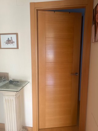 Puerta de madera con tirador. *tengo varias