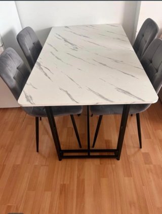 Mesa de Comedor con Sobre imitación mármol.