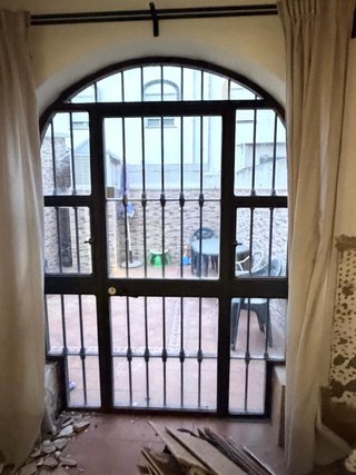 Puerta de hierro forjado.