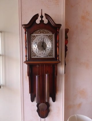 Reloj de péndulo de madera