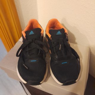 Deportivas Adidas Negras y Coral.