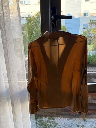 Preciosa camisa satinada dorada Adolfo Dominguez