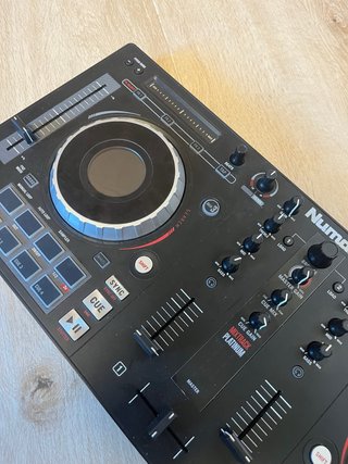 Controlador DJ Numark Mixtrack Platinum