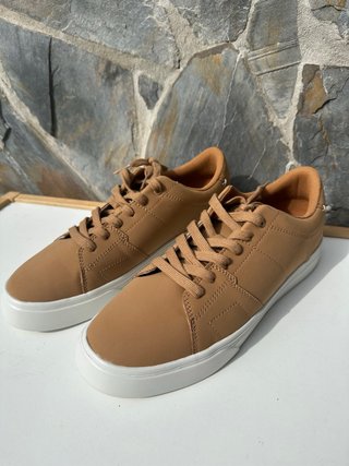 Zapatillas Marrones y Blancas