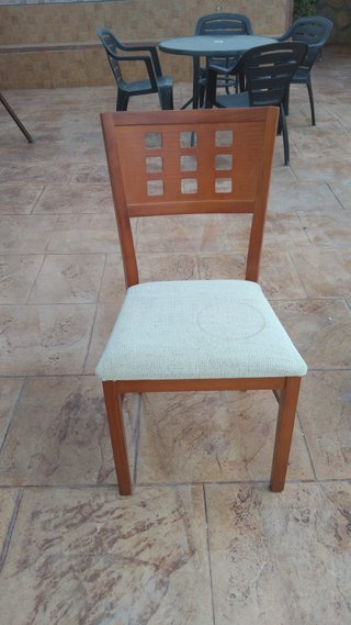 Silla de comedor madera cerezo y tapizado beige