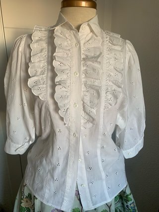 Camisa blanca de algodón con ojalillos.