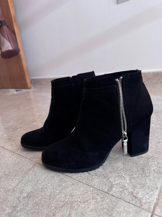 Botines de tacón negros con cremallera