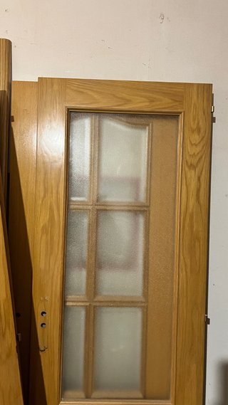 Puerta de madera con cristal