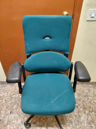 Silla ergonómica de tela color verde azulado