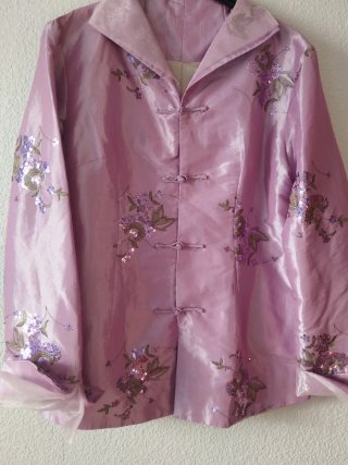 Chaqueta rosa y morada con bordados
