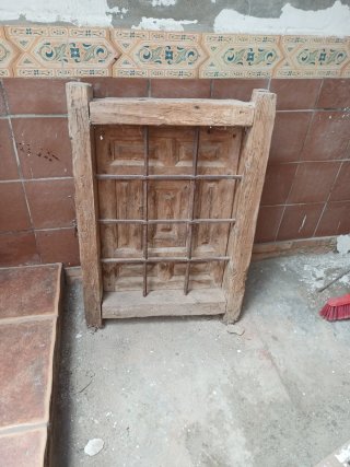 Ventana Antigua de Madera con Reja