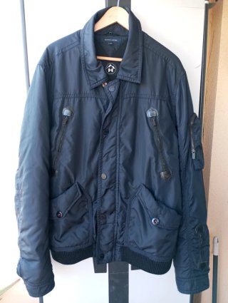 Cazadora de hombre azul marino.