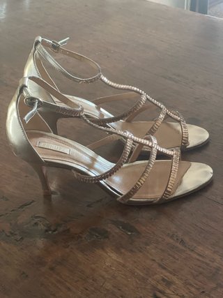 Sandalias tacón doradas con pedrería beige