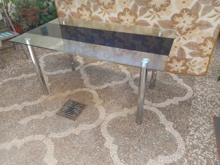 Mesa de cristal y metal plateado
