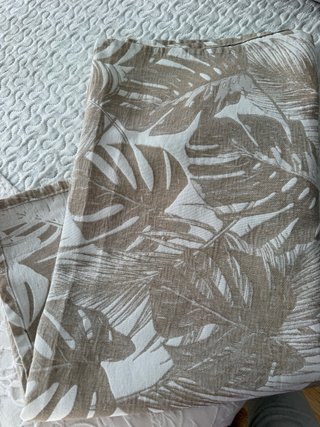 Paño de mesa hojas beige y blanco