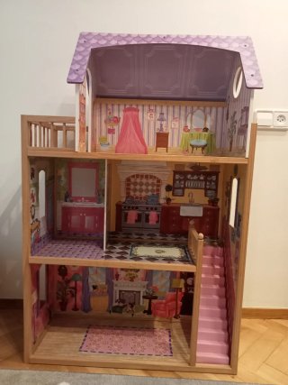 Casita de muñecas de madera