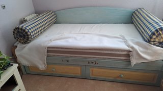 Cama nido azul y amarilla en madera con somier
