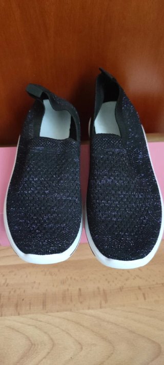 Zapatillas deportivas negras con brillos nuevas