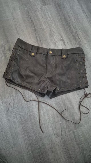 Shorts tipo cuero con cordones