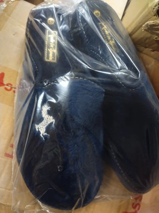 Confezione di scarpe da casa uomo e donna