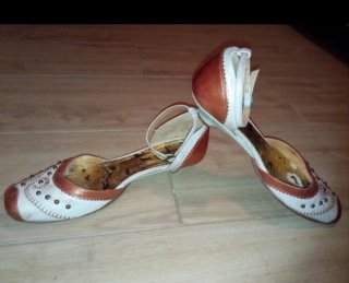 Scarpe in pelle con tacco basso