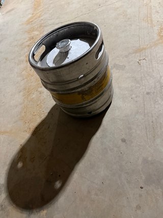 Barril de cerveza metálico
