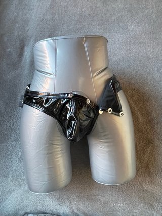 Slip efecto cuero brillante negro desmontable