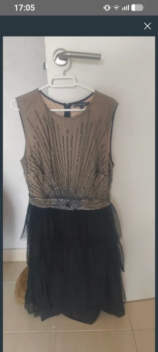 Vestido de fiesta con pedrería y tul