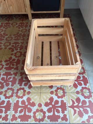 Caja de madera con ruedas