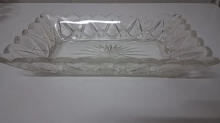 Fuente de cristal tallado decorada