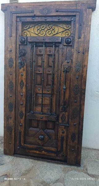 Puerta antigüa de Madera y Forja Artesanal
