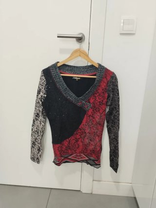 Camiseta estilo desigual estampada roja y negra