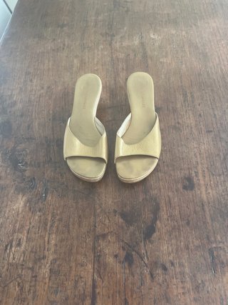 Sandalias de tacón piel dorada