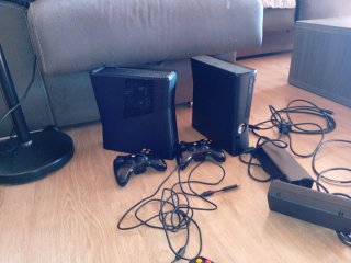 2 Consolas Xbox 360 Slim, Kinect y 3 Mandos