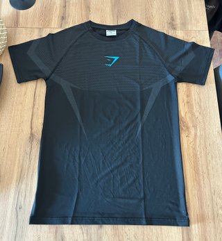 Camiseta Gymshark Negra y Azul