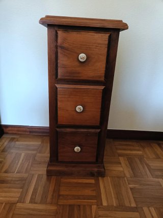 Mesita cajonera de madera