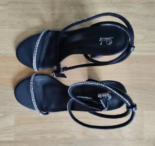 Sandalias de tacón con pedrería