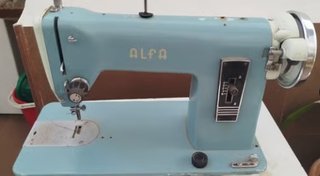 Máquina de coser Alfa antigua