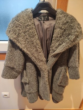 Abrigo capa gris, Stradivarius Talla M