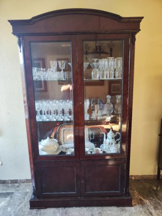 Vitrina Clásica de Madera y Cristal
