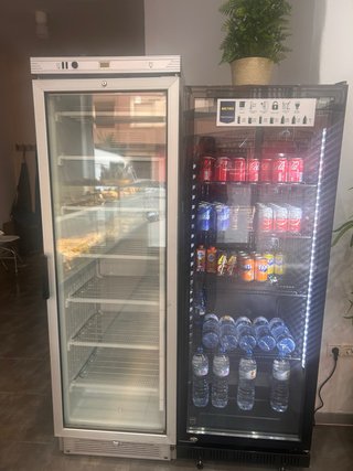 Nevera expositora de refrescos y tartas