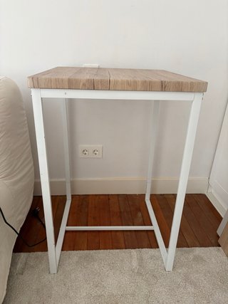 Mesa alta con estructura blanca