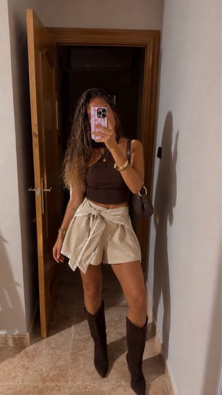 Falda pantalón beige con detalle