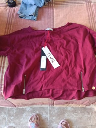 Camiseta REVEL manga larga con cremalleras, burdeo