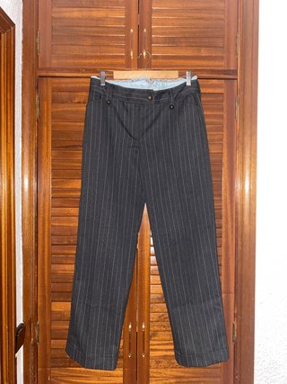 Pantalón de vestir gris con rayas azules