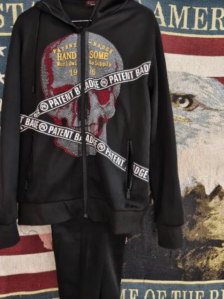 CHÁNDAL NEGRO CON ESTAMPADO